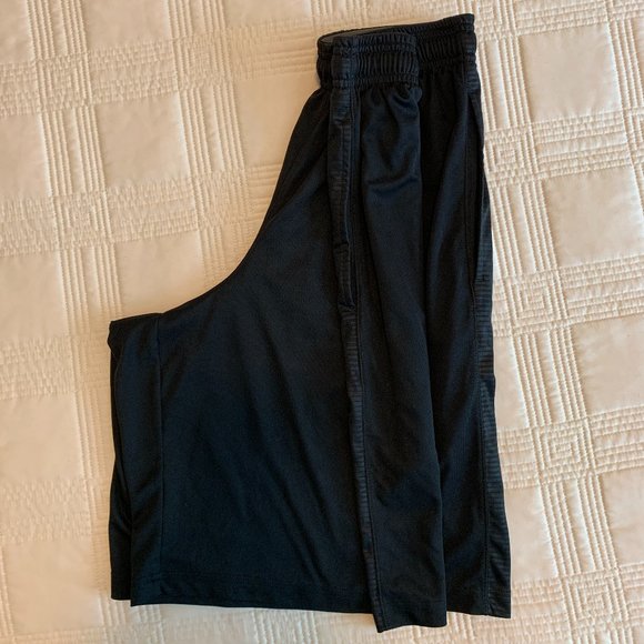 Gently Worn Under Armour Men's Micro Printed Athletic Shorts - Picture 3 of 6